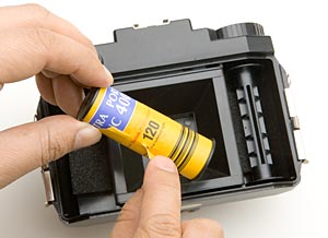 フィルムの留め紙を切る