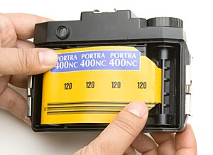 フィルム先端を巻き軸のスリットに差し込む