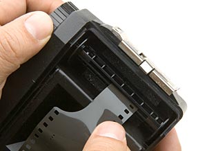 フィルム先端をスリットに差し込む